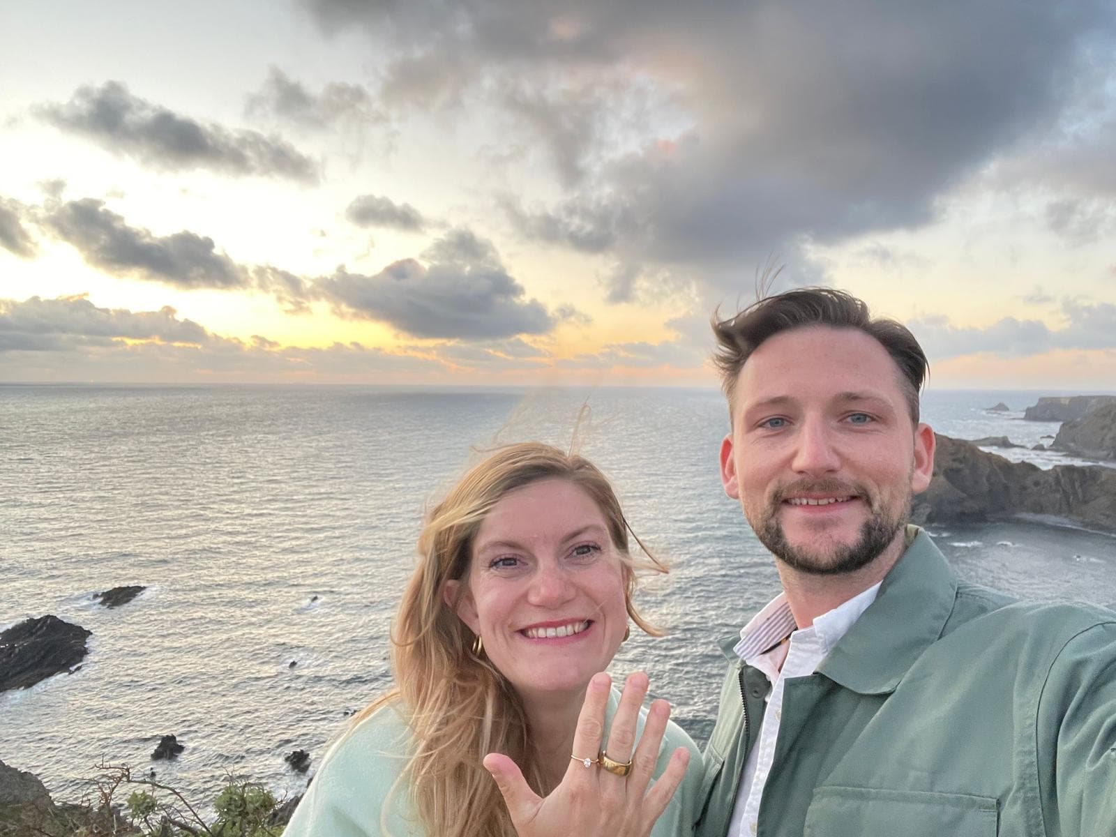 Jasja and Renske on the coast
